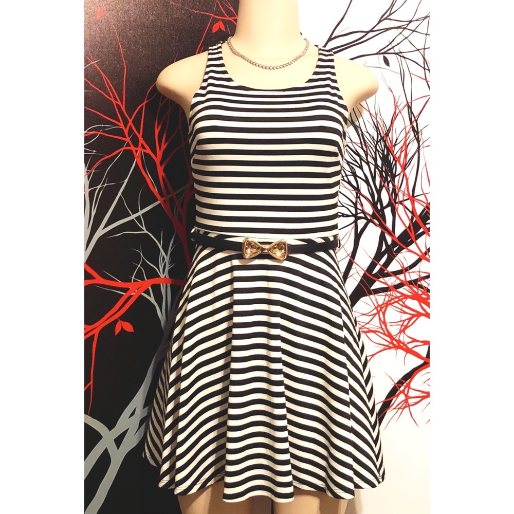 ❤️2/$20 Cute foreign exchange striped dress